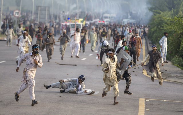 Anti-government protesters run after police personnel during the Revolution March in Islamabad September 1, 2014. Pakistan is preparing to launch a selective crackdown against anti-government protesters trying to bring down the government of Prime Minister Nawaz Sharif, the defense minister said, warning demonstrators against storming government buildings. (Photo by Zohra Bensemra/Reuters)