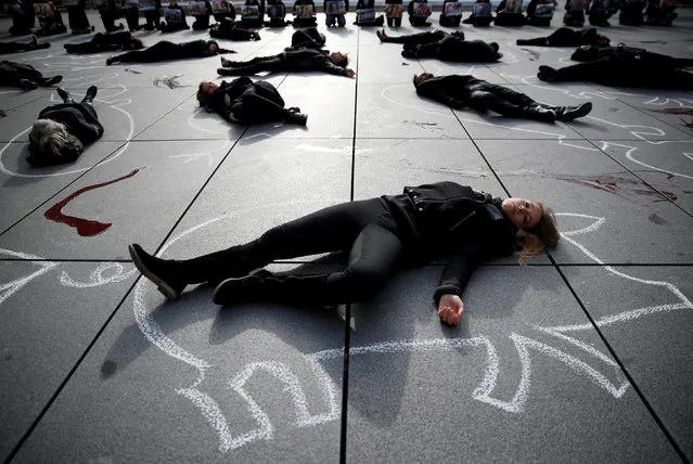 Supporters of People for the Ethical Treatment of Animals (PETA) lie in a heap on the pavement next to the Centre Pompidou modern art museum, also known as Beaubourg, to raise awareness on World Vegan Day, in Paris, France, November 1, 2017. (Photo by Christian Hartmann/Reuters)