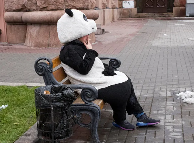 A man dressed as a panda rests and smokes in between posing for pictures with tourists in central Kiev, Ukraine December 13, 2017. (Photo by Gleb Garanich/Reuters)