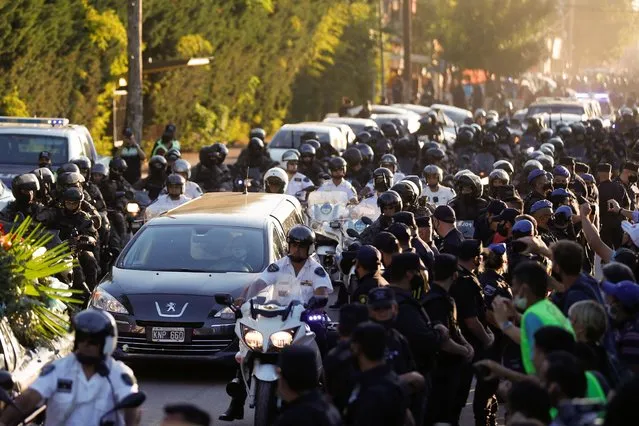 The hearse carrying the casket of soccer legend Diego Maradona arrives at the cemetery in Buenos Aires, Argentina, November 26, 2020. (Photo by Agustin Marcarian/Reuters)