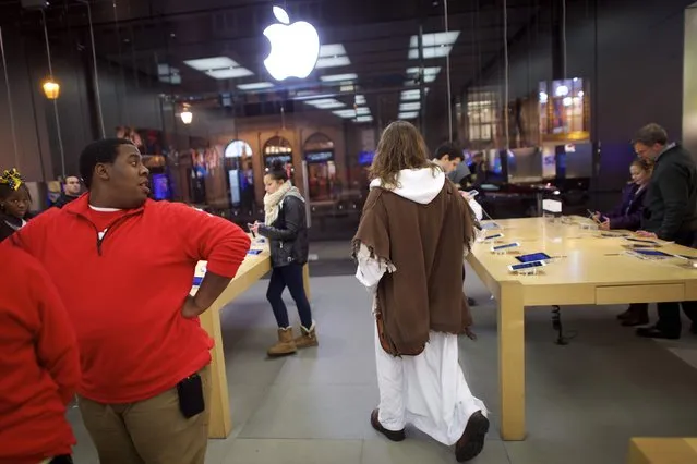 After checking his social media accounts, Michael Grant, 28, “Philly Jesus”, departs an Apple Store in Philadelphia, Pennsylvania December 14, 2014. (Photo by Mark Makela/Reuters)