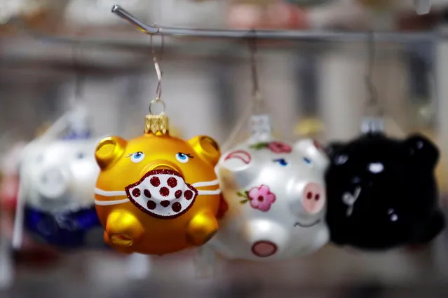 Glass Christmas tree decorations shaped like pigs are seen at OzdobaCZ factory, as the spread of the coronavirus disease (COVID-19) continues in Dvur Kralove nad Labem, Czech Republic, December 1, 2020. The masked Golden Pig ornaments draw inspiration from a Czech tradition of fasting on Christmas Day to see a Golden Pig, as well as the COVID-19 pandemic. (Photo by David W. Cerny/Reuters)