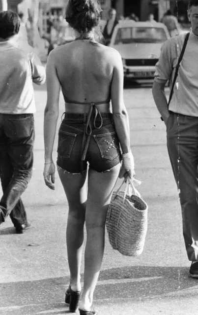 A woman wearing cut-off jeans and a halter-neck sun top in St Tropez, 1972. (Photo by Roy Jones/Getty Images)