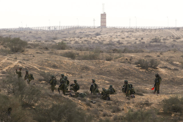 The Egyptian border fence is seen in the background as Israeli soldiers from the Desert Reconnaissance battalion take part in a drill near Kissufim in southern Israel November 29, 2016. (Photo by Amir Cohen/Reuters)
