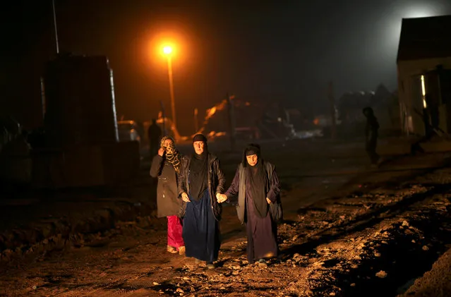 Displaced Iraqis, who fled the Islamic State stronghold of Mosul, walk at Khazer camp, Iraq, on December 12, 2016. (Photo by Mohammed Salem/Reuters)