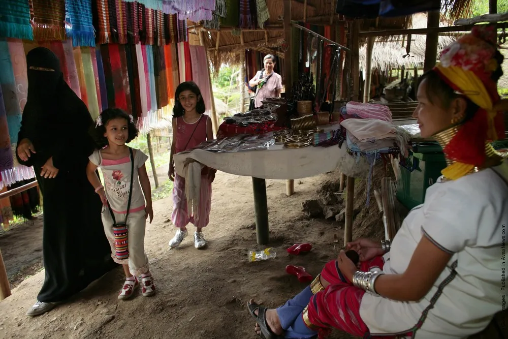 Long Neck Hill Tribe Lure Thailand Tourists