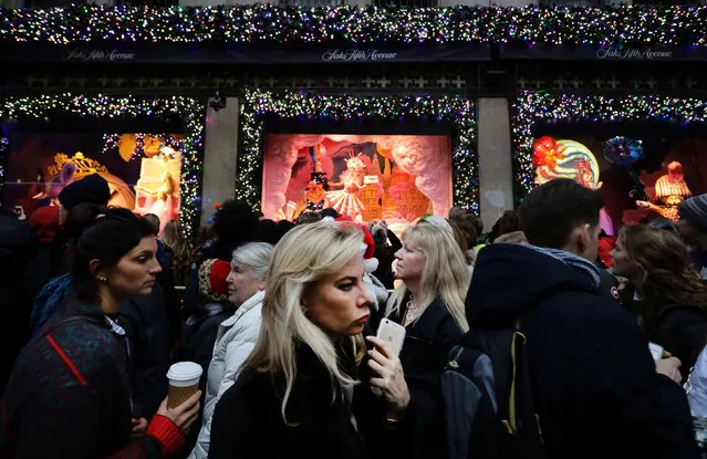 People crowd down Fifth Avenue during a busy shopping day in Manhattan, New York City, U.S. December 17, 2016. (Photo by Kevin Coombs/Reuters)