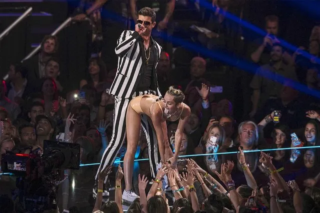 In a provocative performance that echoed widely across news media and social media, Miley Cyrus and Robin Thicke perform “Blurred Lines” during the 2013 MTV Video Music Awards in New York, on August 25, 2013. (Photo by Lucas Jackson/Reuters)