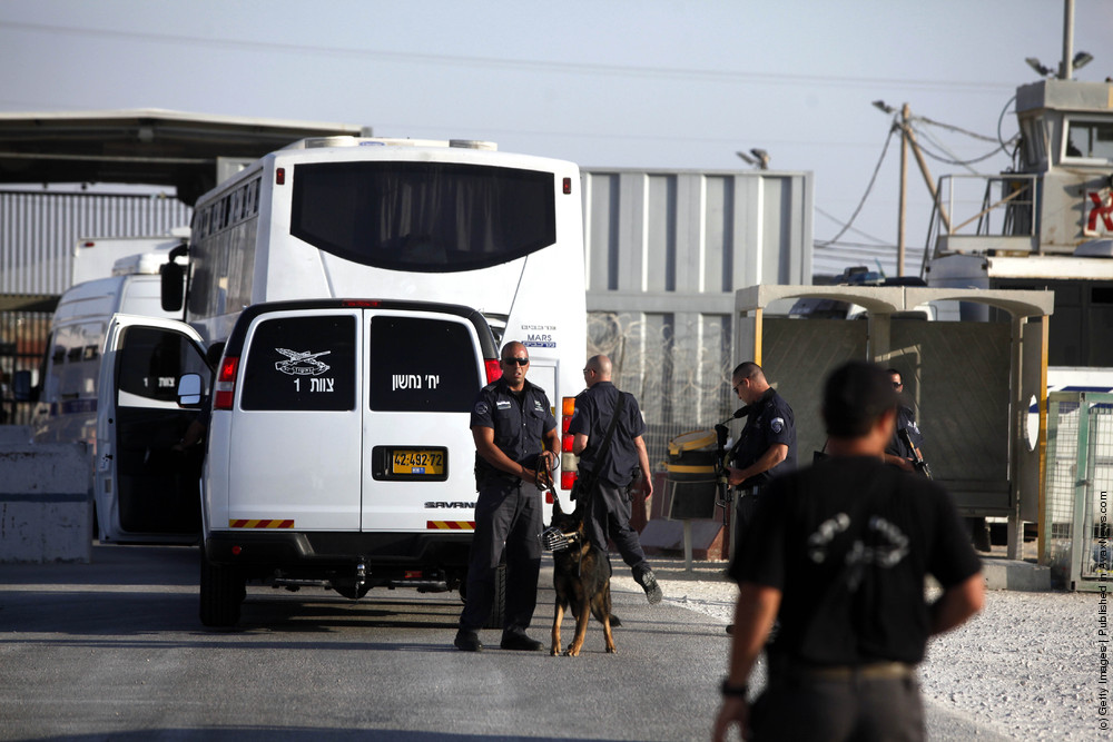 Palestinian Prisoners Transported In Preparation For Gilad Shalit Exchange