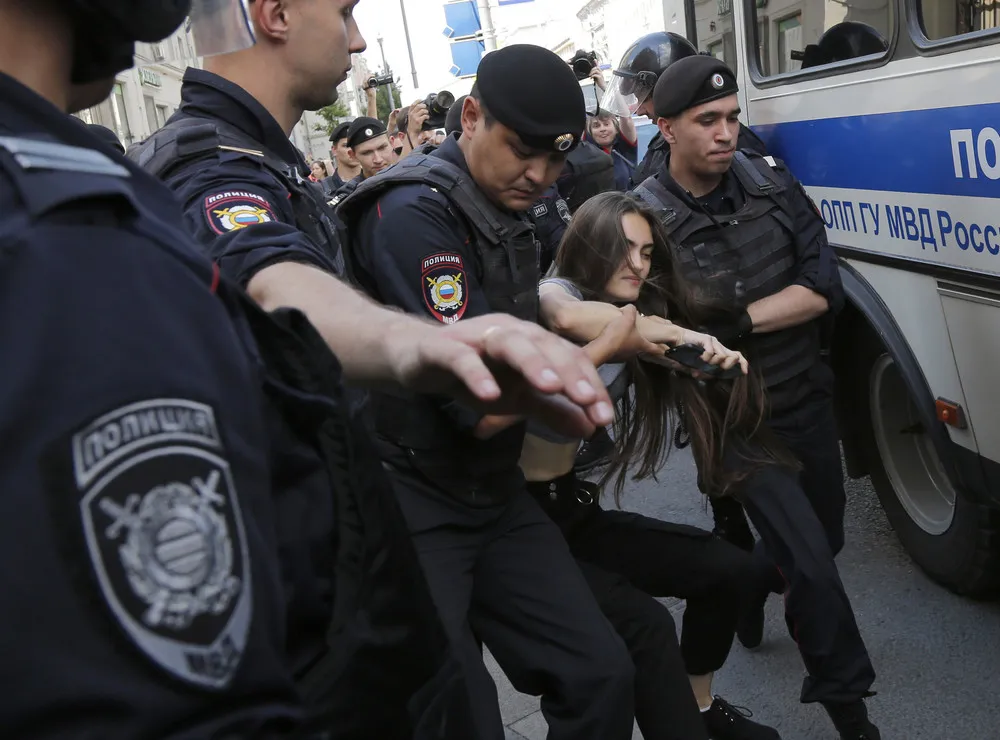 Russian Police Arrest over 1,000 in Moscow