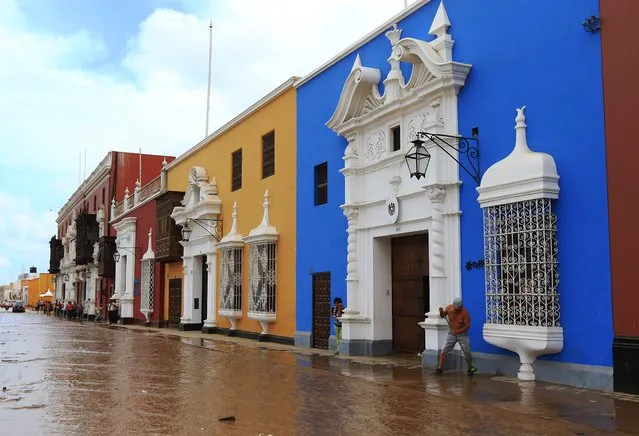 A flash flood hits the colorful historic centre of the city of Trujillo, 570 kilometres north of Lima on March 18, 2017, bringing mud and debris. (Photo by Celso Roldan/AFP Photo)