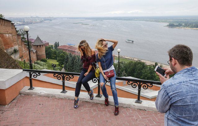People take a photograph at the Kremlin, against the backdrop of the Volga river, in the town of Nizhny Novgorod, Russia, July 10, 2015. (Photo by Maxim Shemetov/Reuters)