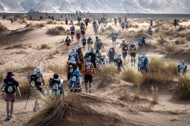 Competitors take part in stage 5 of the 37th edition of the Marathon des Sables between Jdaid and Kourci Dial Zaid in the Moroccan Sahara desert, near Merzouga central Morocco, on April 28, 2023. The 37th edition of the marathon is a live stage 250 kilometres race through a formidable landscape in one of the world's most inhospitable climates. (Photo by Jean-Philippe Ksiazek/AFP Photo)