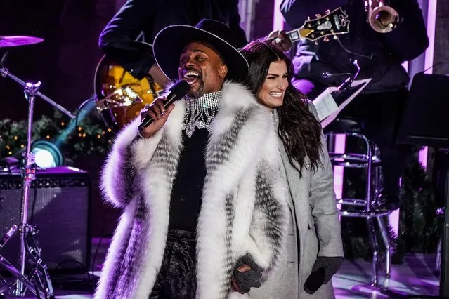 Billy Porter and Idina Menzel perform during the Christmas tree lighting show at Rockefeller Center in the Manhattan borough of New York City, New York, U.S., December 4, 2019. (Photo by Jeenah Moon/Reuters)