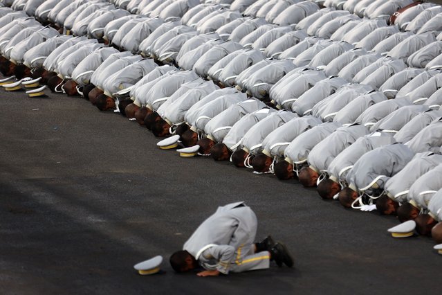 Saudi security forces pray during a military parade ahead of the annual Hajj pilgrimage in the holy city of Mecca on June 21, 2023. (Photo by Abdulghani Basheer/AFP Photo)