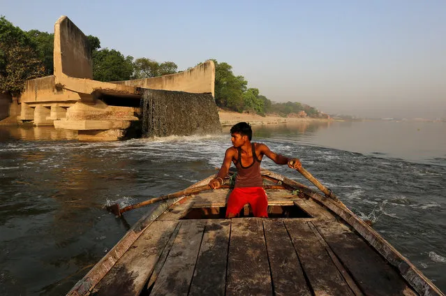 Untreated sewage flows from an open drain into the river Ganges in Kanpur, India, April 4, 2017. (Photo by Danish Siddiqui/Reuters)