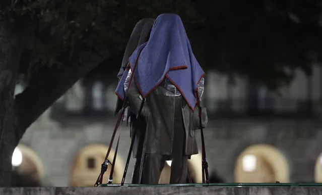 Confederate statutes removed from the University of Texas are secured to a trailer, early Monday morning, August 21, 2017, in Austin, Texas. University of Texas President Greg Fenves ordered the immediate removal of statues of Robert E. Lee and other prominent Confederate figures from a main area of campus Sunday night, saying such monuments have become “symbols of modern white supremacy and neo-Nazism”. (Photo by Eric Gay/AP Photo)