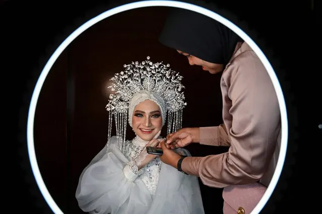 A model prepares in a make-up artist contest during the Aceh Wedding Expo 2022 in Banda Aceh on August 23, 2022. (Photo by Chaideer Mahyuddin/AFP Photo)