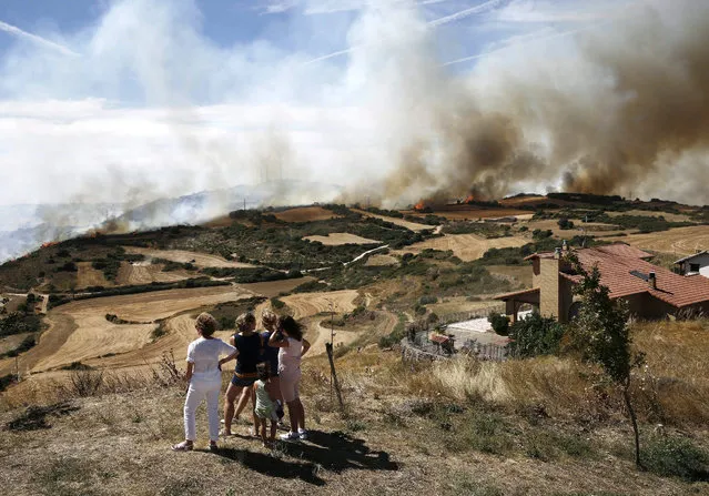 A wildfire burns near the village of Tafalla, Navarra, Spain, 25 August 2016. The fire has burnt 2,000 hectares. (Photo by Jesus Diges/EPA)