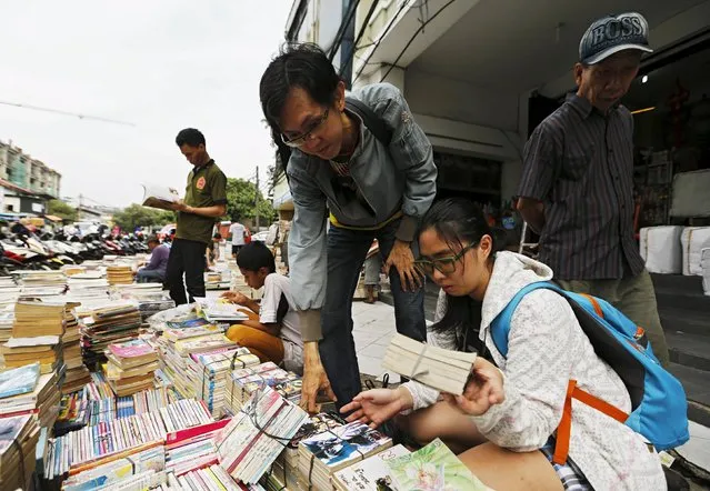 Students look for used books in a book stall at Glodok neighborhood in Jakarta, Indonesia, May 4, 2015.  Indonesia's economy is expected to have slowed further in the first quarter as falling exports, weak domestic consumption and policy inertia raise doubts about President Joko Widodo's promise to spur a revival in growth and investor confidence.   REUTERS/Beawiharta 