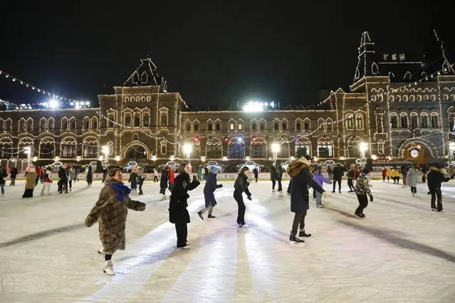 People enjoy skating on the ice rink opened on Red Square, with the GUM State Department store in the background in Moscow, Russia, Monday, November 28, 2022. Moscow temperatures on Monday dropped to –5°C (–23 F). (Photo by AP Photo/Stringer)