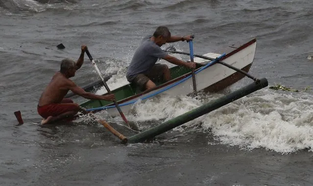 Fishermen paddle their boat in rough seas due to Typhoon Koppu in Manila Bay, October 18, 2015. (Photo by Erik De Castro/Reuters)