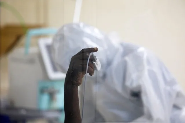 A coronavirus disease patient holds up his hand inside the COVID-19 ICU of Machakos Level 5 Hospital, in Machakos, Kenya on October 28, 2020. (Photo by Baz Ratner/Reuters)