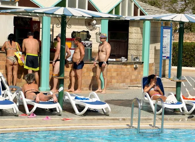 Tourists sit by the pool in a hotel at the Red Sea resort of Sharm el-Sheikh, November 7, 2015. Foreign countries did not heed Egypt's calls for greater coordination to fight terrorism and have not shared intelligence with Cairo about the crash of a Russian passenger plane last week, Foreign Minister Sameh Shoukry said on Saturday. (Photo by Asmaa Waguih/Reuters)