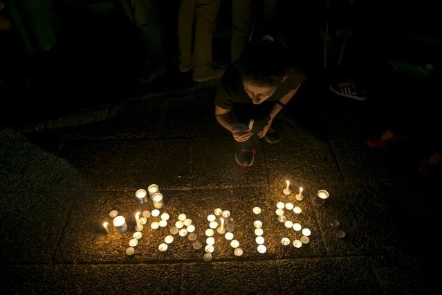 Israelis light candles during a ceremony honouring victims of the attacks in Paris, in Tel Aviv November 14, 2015. (Photo by Baz Ratner/Reuters)