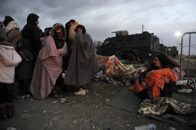 Migrants wait to cross the Greek-Macedonian borders near the village of Idomeni, Greece November 22, 2015. (Photo by Alexandros Avramidis/Reuters)
