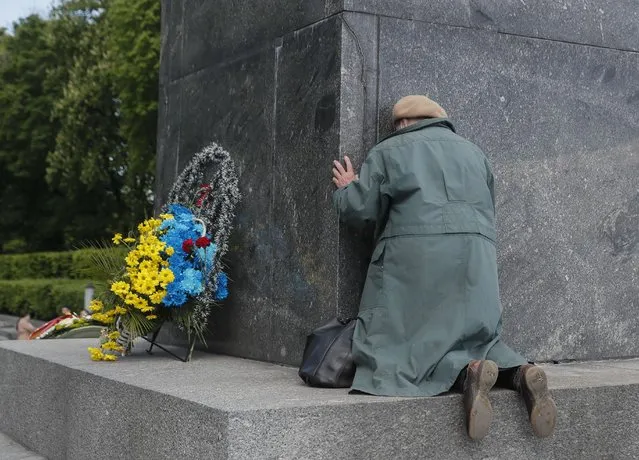 An elderly woman reacts near the Tomb of the Unknown Soldier during Victory Day celebrations in Kyiv (Kiev), Ukraine, 09 May 2022. Several countries mark the 77th anniversary of Victory Day, the unconditional surrender of Nazi Germany on 08 May 1945 and the Allied Forces' victory, which marked the end of World War II in Europe. (Photo by Sergey Dolzhenko/EPA/EFE)