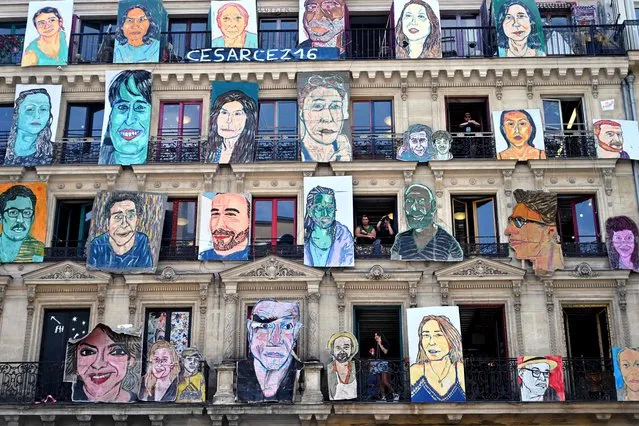 People visit 59 Rivoli Art Gallery as art works of French artist Cesar Seize are exhibit on the building facade in Paris, on July 9, 2023. (Photo by Sergei Gapon/AFP Photo)