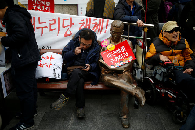A sign that reads “Arrest Park Geun-hye” is placed on a statue during a protest calling for South Korean President Park Geun-hye to step down in central Seoul, South Korea, December 3, 2016. (Photo by Kim Hong-Ji/Reuters)