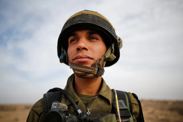 Yussef Saluta, 20, an Israeli Arab soldier from the Desert Reconnaissance battalion takes part in a drill near Kissufim in southern Israel November 29, 2016. (Photo by Amir Cohen/Reuters)