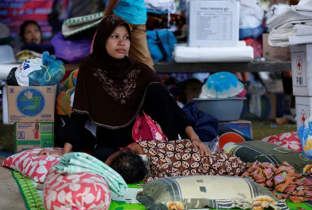 A woman and her child stay in temporary shelter at a mosque following this week's strong earthquake in Meureudu,  Pidie Jaya, Aceh province, Indonesia December 10, 2016. (Photo by Darren Whiteside/Reuters)