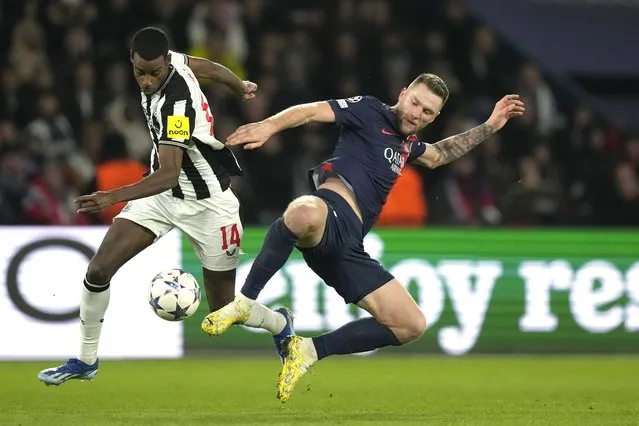 PSG's Milan Skriniar, right, challenges for the ball with Newcastle's Alexander Isak during the Champions League group F soccer match between Paris Saint-Germain and Newcastle United FC at the Parc des Princes in Paris, Tuesday, November 28, 2023. (Photo by Thibault Camus/AP Photo)
