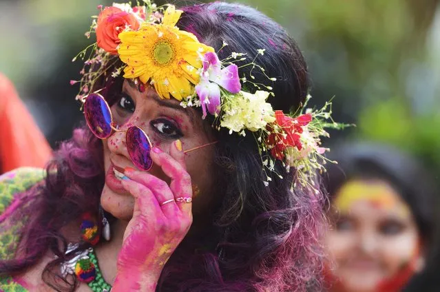 Indian students play with coloured powders as they celebrate “holi” or the “festival of colours” during a special function in Kolkata on March 12, 2017. (Photo by Dibyangshu Sarkar/AFP Photo)