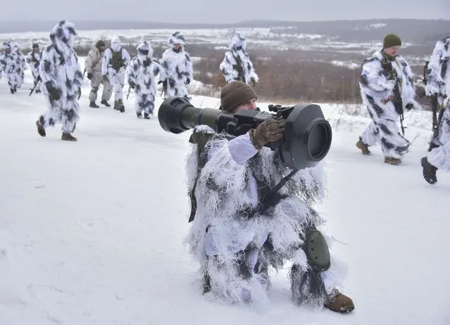 Ukrainian soldiers take part in an exercise for the use of NLAW anti-tank missiles at the Yavoriv military training ground, close to Lviv, western Ukraine, Friday, January 28, 2022. British defense secretary Ben Wallace told the U.K. had already delivered 2,000 NLAWs to Ukraine, a number he indicated might continue to rise. The missiles were London's way of providing defensive aid to Kyiv as Russian forces deploying around Ukraine's borders give the impression a new invasion may be imminent. (Photo by Pavlo Palamarchuk/AP Photo)
