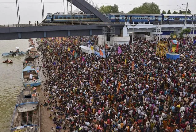 Devotees crowd to attend the Maha Pushkaralu, a Hindu festival, on the banks of river Godavari at Rajahmundry in Andhra Pradesh, India, July 14, 2015. (Photo by R. Narendra/Reuters)