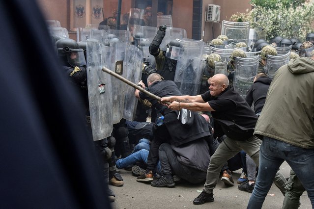 NATO Kosovo Force (KFOR) soldiers clash with local Kosovo Serb protesters at the entrance of the municipality office, in the town of Zvecan, Kosovo on May 29, 2023. (Photo by Laura Hasani/Reuters)