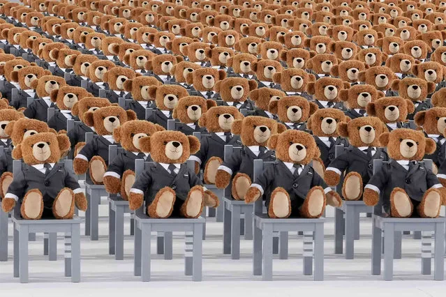 Over 400 teddy bears are displayed at the Thom Browne Fall 2022 fashion show the Javits Center, Friday, April 29, 2022, in New York. (Photo by Charles Sykes/Invision/AP Photo)