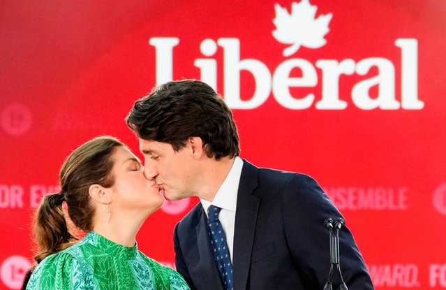 Canada's Liberal Prime Minister Justin Trudeau kisses his wife Sophie Gregoire during the Liberal election night party in Montreal, Quebec, Canada, September 21, 2021. (Photo by Carlos Osorio/Reuters)