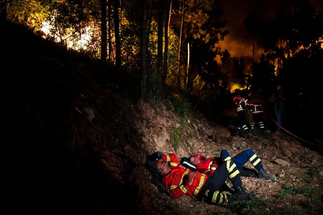 Firefighters rest during a wildfire at Penela, Coimbra, central Portugal, on June 18, 2017. (Photo by Patricia De Melo Moreira/AFP Photo)