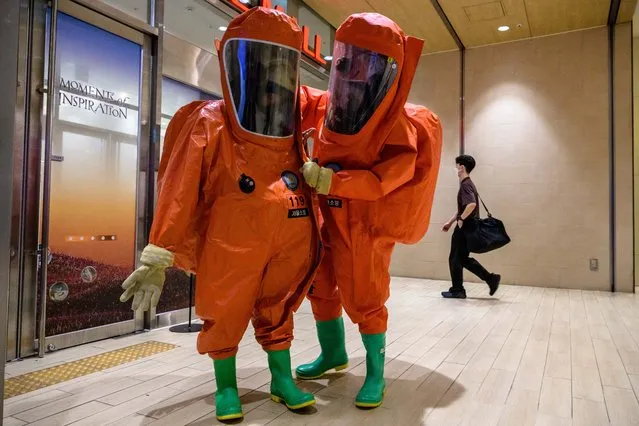 South Korean emergency services personnel wearing protective clothing participate in an anti-terror and anti-chemical terror drill on the sidelines of the joint South Korea-US Ulchi Freedom Shield (UFS) military exercise, at a shopping mall in Seoul on August 23, 2022. (Photo by Anthony Wallace/AFP Photo)