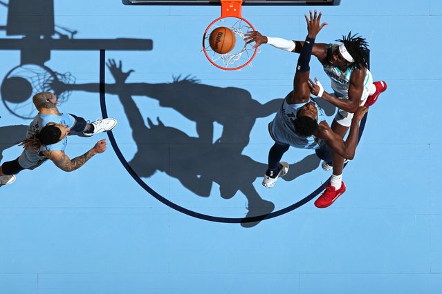 Mark Williams #5 of the Charlotte Hornets dunks the ball during the game against the Memphis Grizzlies on January 22, 2025 at FedExForum in Memphis, Tennessee. (Photo by Joe Murphy/NBAE via Getty Images)