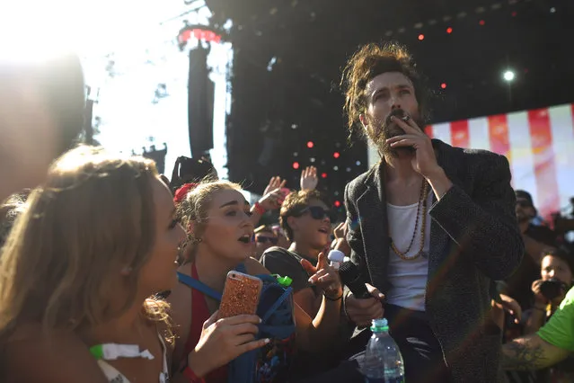 Alex Ebert of Edward Sharpe and the Magnetic Zeroes interacts with the crowd during the fifth annual Made in America Music Festival in Philadelphia, Pennsylvania September 4, 2016. (Photo by Mark Makela/Reuters)