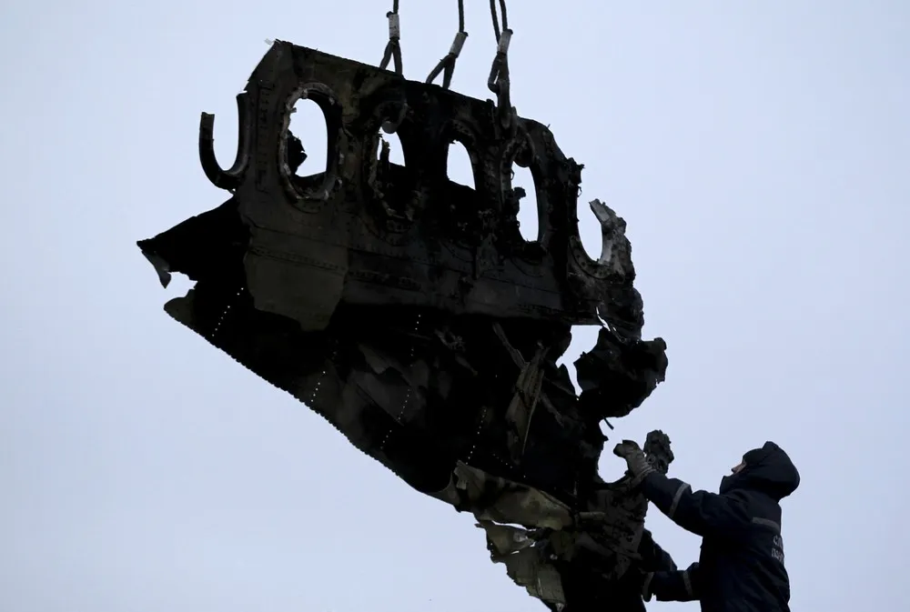 MH17 Wreckage Recovery Begins at Ukraine Crash Site