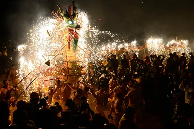 People perform a fire dragon dance to celebrate the Chinese Lantern Festival in Meizhou, Guangdong province, China March 2, 2018. (Photo by Reuters/China Stringer Network)
