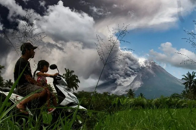 Thick smoke rises during an eruption from Mount Merapi, Indonesia's most active volcano, as seen from Tunggularum village in Sleman on March 11, 2023. (Photo by Devi Rahman/AFP Photo)