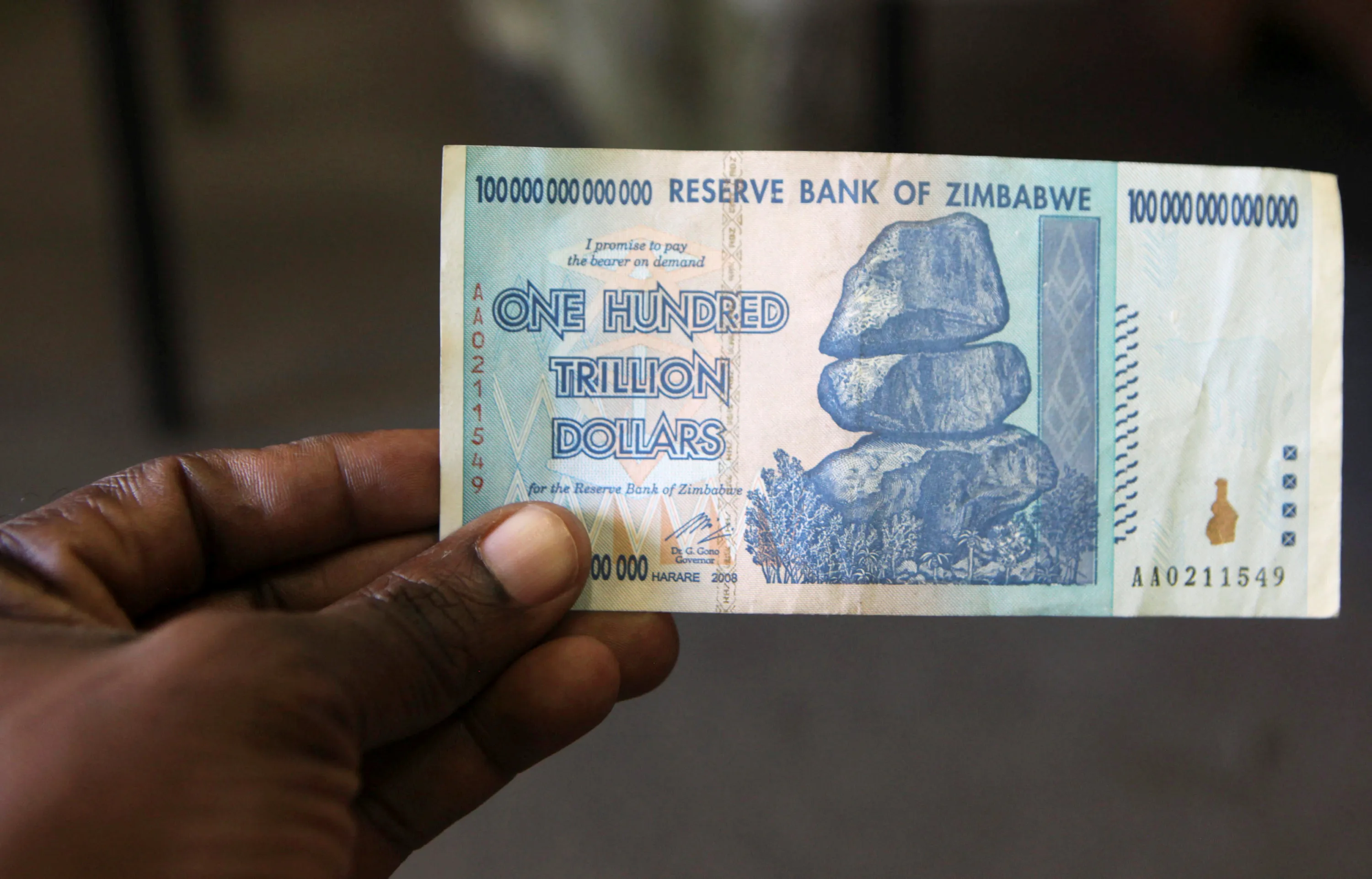 10000000000000 денег. Валюта Зимбабве 1 триллион. Зимбабвийский доллар 100 триллионов. Купюра 100 триллионов долларов. 100 Долларов Зимбабве.